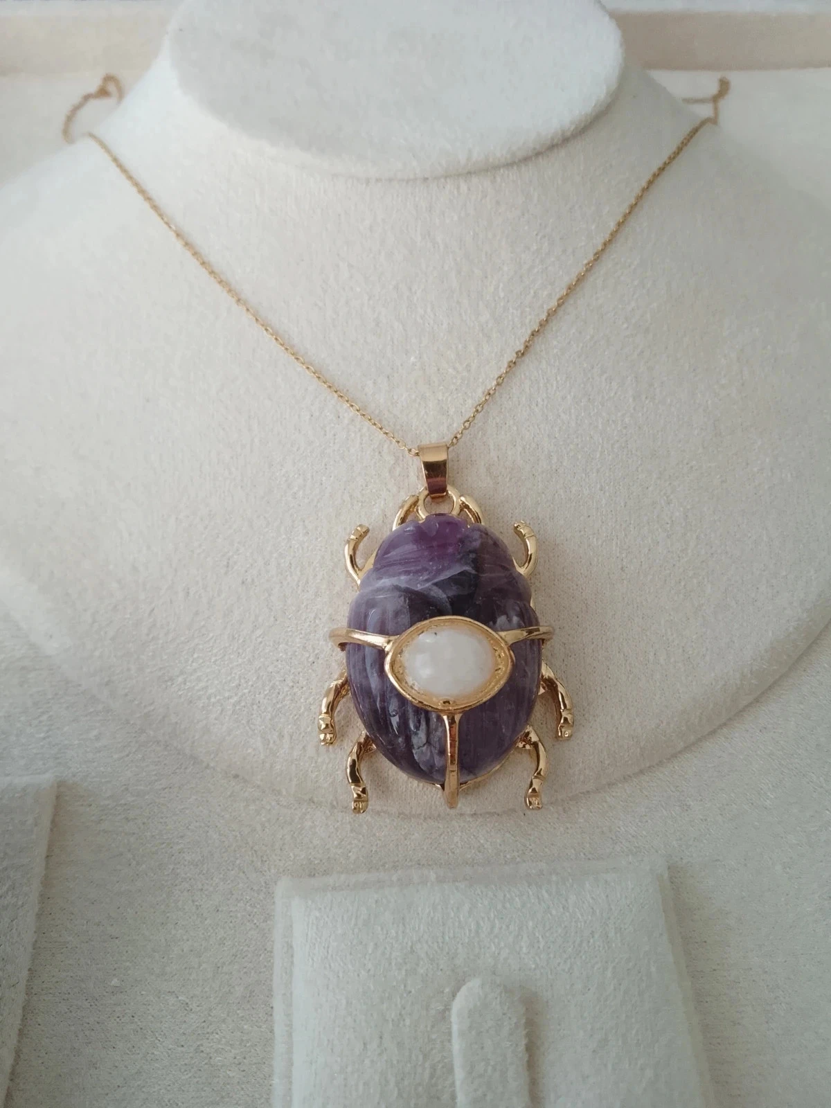 Collier scarabée égyptien en pierres naturelles semi précieuses améthyste et pierre de lune